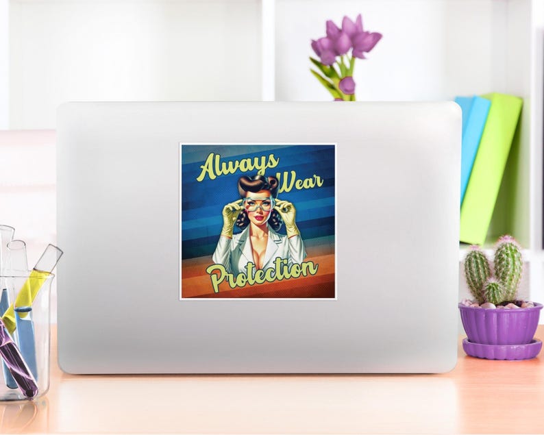 Pode incluir: Um adesivo em um laptop branco com uma ilustra&ccedil;&atilde;o retr&ocirc; de uma mulher usando &oacute;culos e luvas. O texto "Always Wear Protection" &eacute; exibido em uma fonte vintage. O fundo tem listras azuis e laranja.