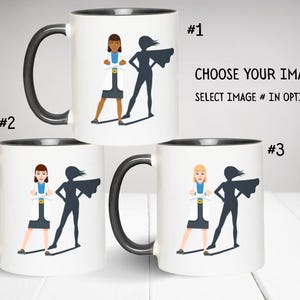 Op de afbeelding: Drie witte koffiemokken met zwarte handvatten en zwarte randen. Elke mok heeft een andere illustratie van een vrouw in een witte jas en een superheldencape. De tekst "Kies je afbeelding" en "Selecteer afbeelding # in de opties" staat op de mok gedrukt. De nummers 1, 2 en 3 staan naast elke mok.