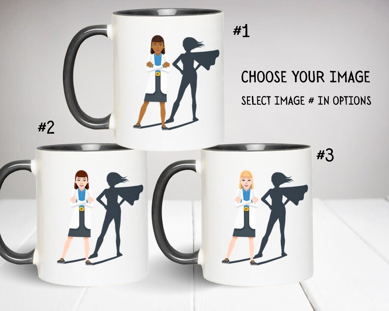 Op de afbeelding: Drie witte koffiemokken met zwarte handvatten en zwarte randen. Elke mok heeft een andere illustratie van een vrouw in een witte jas en een superheldencape. De tekst "Kies je afbeelding" en "Selecteer afbeelding # in de opties" staat op de mok gedrukt. De nummers 1, 2 en 3 staan naast elke mok.