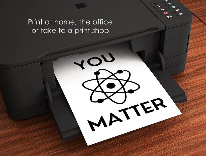 Pu&ograve; includere: Un cartello stampabile in bianco e nero con il testo "You Matter" e un simbolo di atomo. Il cartello viene stampato su una stampante nera.