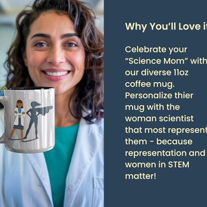 Op de afbeelding: Een witte koffiemok met een zwarte rand. De mok heeft een zwart-witte illustratie van een vrouwelijke wetenschapper met een labjas en een vrouwelijke superheld met een cape. De tekst "Science Mom" is niet zichtbaar op de afbeelding.