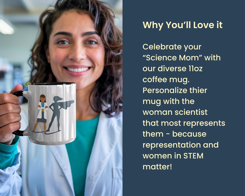 Op de afbeelding: Een witte koffiemok met een zwarte rand. De mok heeft een zwart-witte illustratie van een vrouwelijke wetenschapper met een labjas en een vrouwelijke superheld met een cape. De tekst "Science Mom" is niet zichtbaar op de afbeelding.