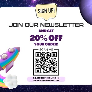 K&ouml;nnte beinhalten: Ein wei&szlig;es rechteckiges Schild vor einem sternenklaren Weltraumhintergrund mit einer Regenbogen-Rakete, einem violetten Planeten und dem Text SIGN UP! JOIN OUR NEWSLETTER AND GET 20% OFF YOUR ORDER! sowie einem QR-Code und Scan-Anweisungen.