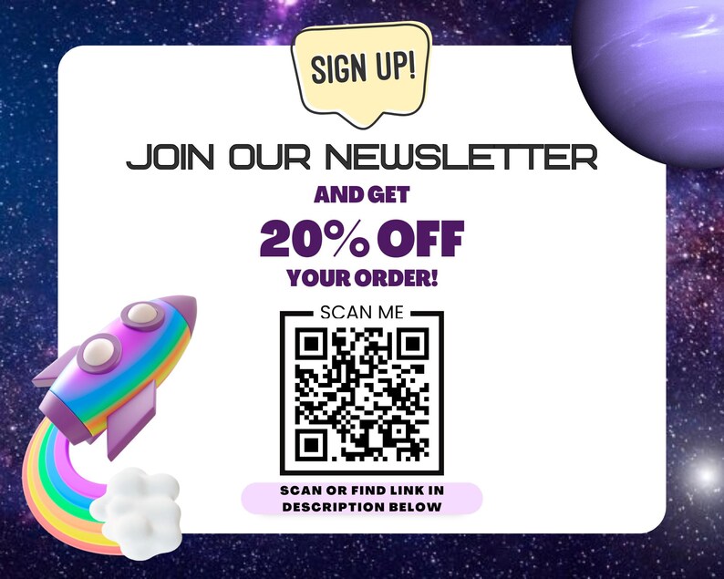 K&ouml;nnte beinhalten: Ein wei&szlig;es rechteckiges Schild vor einem sternenklaren Weltraumhintergrund mit einer Regenbogen-Rakete, einem violetten Planeten und dem Text SIGN UP! JOIN OUR NEWSLETTER AND GET 20% OFF YOUR ORDER! sowie einem QR-Code und Scan-Anweisungen.