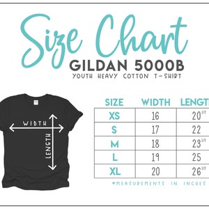 Puede incluir: Una tabla de tallas para una camiseta juvenil de algod&oacute;n pesado Gildan 5000B. La imagen muestra una camiseta negra con flechas blancas que indican las medidas de ancho y largo. Una tabla enumera las tallas de XS a XL en pulgadas.