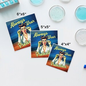 Pode incluir: Tr&ecirc;s impress&otilde;es quadradas com uma ilustra&ccedil;&atilde;o retro de uma mulher de bata de laborat&oacute;rio e &oacute;culos. As impress&otilde;es, com 15 cm x 15 cm, 13 cm x 13 cm e 10 cm x 10 cm, apresentam o texto "Always Wear Protection" num fundo listrado azul e castanho.
