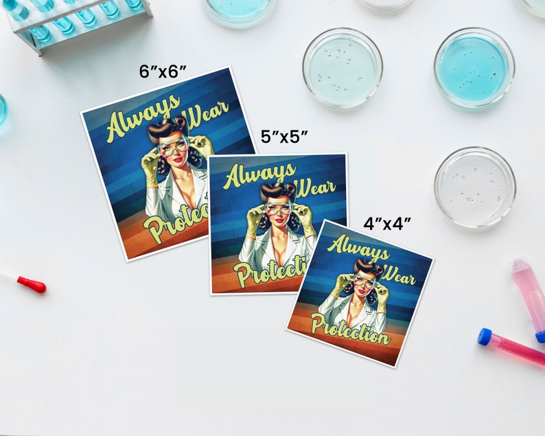 Pode incluir: Tr&ecirc;s impress&otilde;es quadradas com uma ilustra&ccedil;&atilde;o retro de uma mulher de bata de laborat&oacute;rio e &oacute;culos. As impress&otilde;es, com 15 cm x 15 cm, 13 cm x 13 cm e 10 cm x 10 cm, apresentam o texto "Always Wear Protection" num fundo listrado azul e castanho.