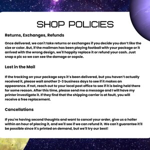 K&ouml;nnte beinhalten: Ein wei&szlig;es, rechteckiges Schild mit Shop-Richtlinien und schwarzem Text vor einem Weltraum-Hintergrund. Der Text erl&auml;utert Richtlinien f&uuml;r R&uuml;cksendungen, Umtausch, Erstattungen, verlorene Post und Stornierungen von Bestellungen.