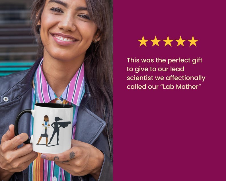 Op de afbeelding: Een witte koffiemok met een zwarte rand en handvat. De mok heeft een zwart-witte illustratie van twee vrouwen, een draagt een labjas en de andere een superheldencape. De tekst "Lab Mother" is niet zichtbaar op de afbeelding.