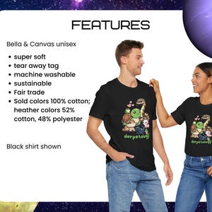 K&ouml;nnte beinhalten: Ein schwarzes T-Shirt mit einer grafischen Illustration verschiedener Reptilien und Amphibien sowie dem gr&uuml;nen Schriftzug "derpetology". Das T-Shirt ist ein Unisex-Modell von Bella & Canvas mit abrei&szlig;barem Etikett, maschinenwaschbar und aus 100% Baumwolle.