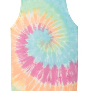 Puede incluir: Un top sin mangas de tie-dye con un patr&oacute;n de remolino de colores azul claro, rosa, amarillo y verde.
