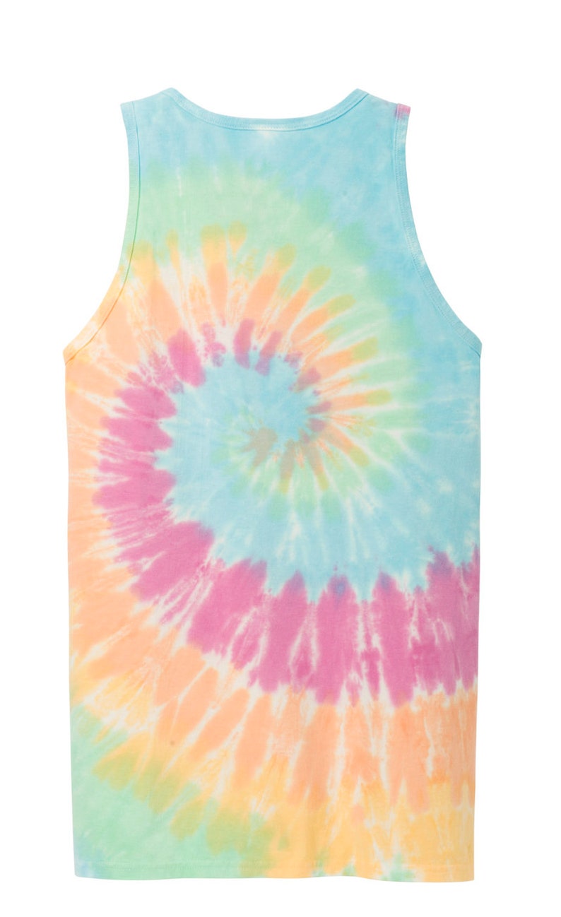 Puede incluir: Un top sin mangas de tie-dye con un patr&oacute;n de remolino de colores azul claro, rosa, amarillo y verde.