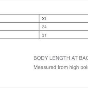 Puede incluir: Tabla de tallas para una prenda de vestir, que muestra las medidas de ancho de pecho y largo de cuerpo en la espalda en pulgadas para las tallas S, M, L, XL, 2XL, 3XL y 4XL.