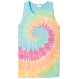 Puede incluir: Un top sin mangas de tie-dye con un patr&oacute;n de espiral en tonos de azul, rosa, amarillo y verde.