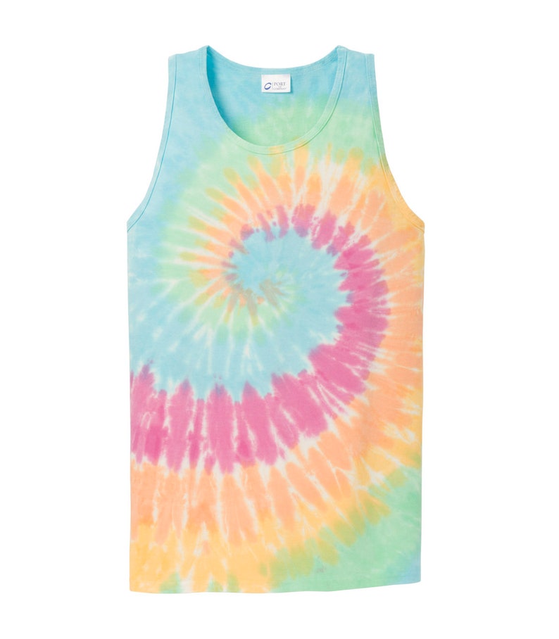 Puede incluir: Un top sin mangas de tie-dye con un patr&oacute;n de espiral en tonos de azul, rosa, amarillo y verde.
