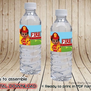 Puede incluir: Dos botellas de agua de plástico transparente con etiquetas rojas y azules que representan a un bombero de dibujos animados con el texto "FIRE EXTINGUISH" en cada etiqueta. Las etiquetas están listas para imprimir en formato PDF.