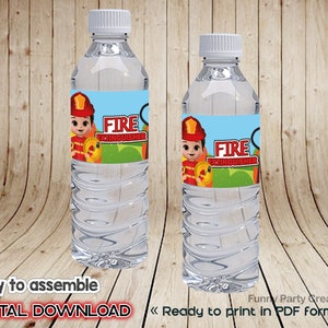 Puede incluir: Dos botellas de agua de plástico transparente con tapones blancos. Cada botella tiene una etiqueta con un bombero de dibujos animados y las palabras "FIRE EXTINGUISHER". También se ve el texto "Easy to assemble" y "DIGITAL DOWNLOAD".