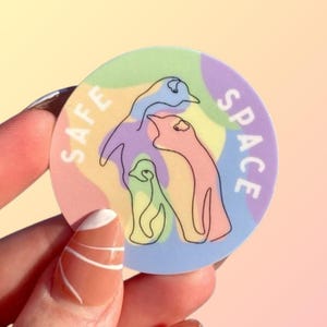 Pegatinas de vinilo con pingüinos del orgullo gay de colores pastel y arcoíris "SAFE SPACE" (Sphen & Magic, los pingüinos gay de Sídney)