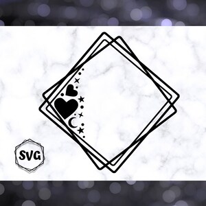 Puede incluir: Diseño SVG en blanco y negro con un marco de diamante de múltiples capas. El marco está decorado con corazones, estrellas y una luna creciente.