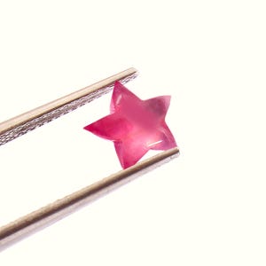 Naturlig röd rubin stjärnslipad snidad ädelsten, halvmåneformad böjd rubin för smyckestillverkning, helande rubinkristall, ädelstensgåva