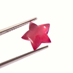 Naturlig röd rubin stjärnslipad snidad ädelsten, halvmåneformad böjd rubin för smyckestillverkning, helande rubinkristall, ädelstensgåva