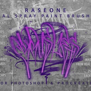 Pu&ograve; includere: Un'illustrazione digitale di pennelli per vernice spray da utilizzare in Photoshop e Procreate. L'immagine presenta un design di vernice spray viola e bianco con il testo "RASEONE REAL SPRAY PAINT BRUSHES" nella parte superiore. Il testo "FOR PHOTOSHOP & PROCREATE" &egrave; nella parte inferiore dell'immagine. L'immagine include anche un elenco di tipi di pennelli, tra cui New York Fatcaps, Rusto Fatcaps, German Fatcaps, Big Wally Fatcaps, German Outlines, Phantoms, Blue Dots, Krylon Standards, Rusto Standards, Transversals e Calligraphy Caps. L'immagine include anche informazioni sui pennelli, come alta risoluzione, fino a 2000 pixel, configurabile, sensibile alla pressione, dettagli fini realistici e texture, realizzati da scrittori con vernice e tappi reali, 25 tipi di pennelli, ognuno in 4 pesi.