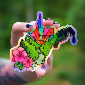 Könnte beinhalten: Ein holografischer Aufkleber des Bundesstaates West Virginia mit einem farbenfrohen Sonnenaufgang, einer Brücke und Rhododendronblüten. Der Aufkleber ist schillernd und hat einen tropfenden Effekt.