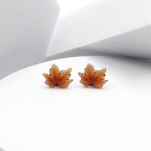 Ohrringe mit Herbstblattmotiv, Ahornblatt-Ohrstecker, tolles Geschenk für Naturliebhaber, süßes Pflanzen-Accessoire für Damen, zarter Herbstschmuck für Mädchen