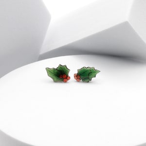 Boucles d'oreilles houx, petit cadeau de Noël, puces d'oreilles plantes pour les fêtes d'hiver, accessoire de mode festif pour femme, bijoux nature pour petites filles