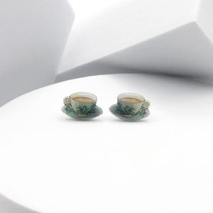 Pendientes de taza de té, pendientes de botón de taza de té, lindo regalo para amantes de las bebidas matutinas, accesorio de moda para mujeres con bebidas calientes, pequeñas joyas caprichosas para niñas