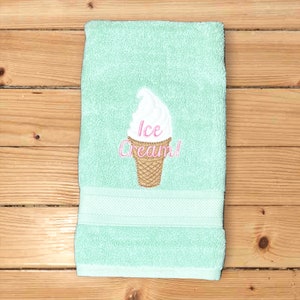 Eis Design besticktes Mint Handtuch. Eis am Strand Thema. Sommer Vibes. Warme Jahreszeit. Eiskugeln. Waffeltüte.