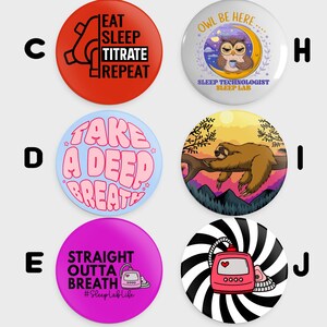 Könnte beinhalten: Eine Sammlung von zehn runden Buttons mit verschiedenen Designs und Texten. Die Buttons zeigen Sätze wie "Sleep Lab", "Good Night" und "Take a Deep Breath". Einige Buttons haben Tierillustrationen.