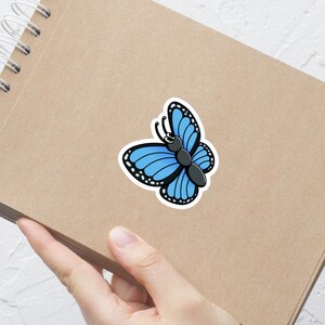 Naklejka motyl, naklejka z kreskówkowym niebieskim motylem, sztuka motyla, naklejki winylowe, prezent dla przyjaciela, naklejka na laptopa, naklejka 3"