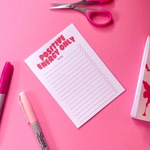 Blocco note A5 o A6 con lista delle cose da fare con citazione "Solo energia positiva", 40 pagine che si strappano, aggiungi un magnete, rosa, rosso e bianco, checklist, organizzato