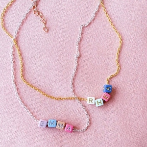 Collar personalizado con cuentas y letras cuadradas, con cadena de oro o plata, cuentas de colores, personalizado, bonito y femenino, multicolor