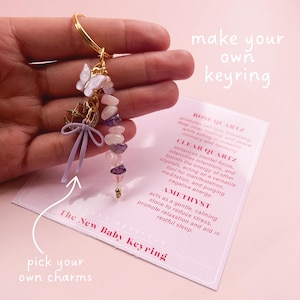 Chaveiro personalizado com pingente de cristal para recém-nascido, em dourado ou prateado, com opções de quartzo rosa, ametista e quartzo transparente.