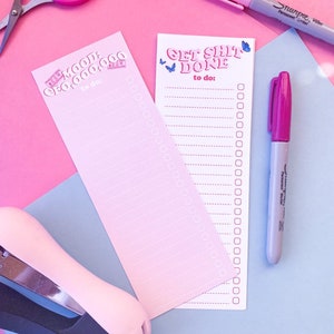 Può includere: Due blocchi note rosa per liste di cose da fare con uno sfondo a pois rosa e bianco. Il blocco note superiore ha il testo "I'm the mood CEO,000,000" e il blocco note inferiore ha il testo "Get Shit Done". Entrambi i blocchi note hanno una sezione per "da fare:" con righe vuote per scrivere.