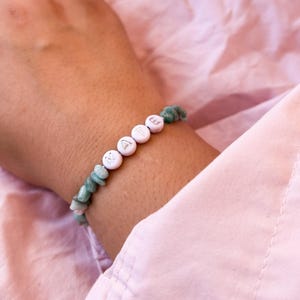 The Empowerment Amazonit Kristall und Perlen Armband, Personalisiert mit Buchstaben Perlen, Name oder Wort, schönes Geschenk, ideal für Spiritualität