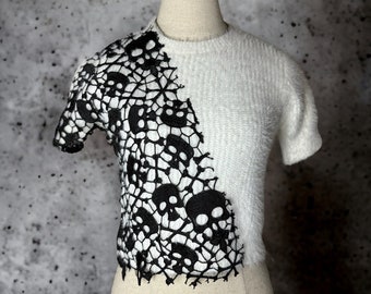 スカルレースアップサイクルクロップトップ - ふわふわホワイトゴシックシャツ