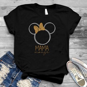Könnte beinhalten: Schwarzes T-Shirt mit einem weißen Umriss von Mickey Mouse Ohren mit einer Schleife im Leopardenmuster. Der Text "MAMA mouse" ist unter den Ohren gedruckt.