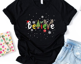 ビリーブ クリスマス ディズニー シャツ、ディズニー スウェットシャツ、クリスマス ギフト、ミッキー、雪だるま、雪の結晶、サンタ帽子、トナカイ、ディズニー キャッスル 228