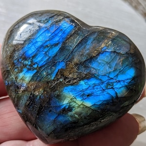 Labradorita de llamativo cristal de corazón – Piedra pulida de Brasil – Intuición, protección y transformación – Cristal de corazón, decoración del hogar, regalo
