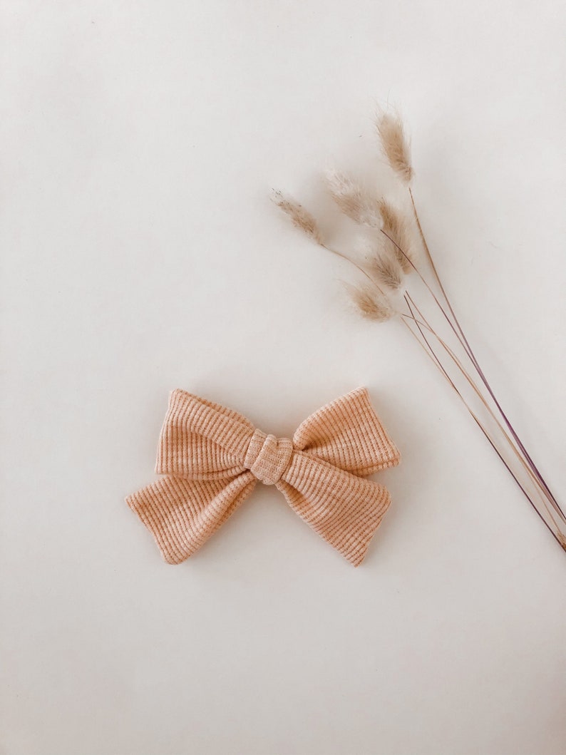 Peach ribbed bow
