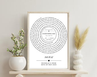 Könnte beinhalten: Gerahmter Druck mit hellem Holzrahmen. Der Druck zeigt ein kreisförmiges Design mit Songtexten in einem Spiralmuster. Der Text "Everything I Do" ist zentriert, mit Namen und einem Datum darunter.