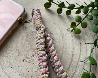 Regenboog macramé telefoonkoord: gevlochten katoenen polsbandje