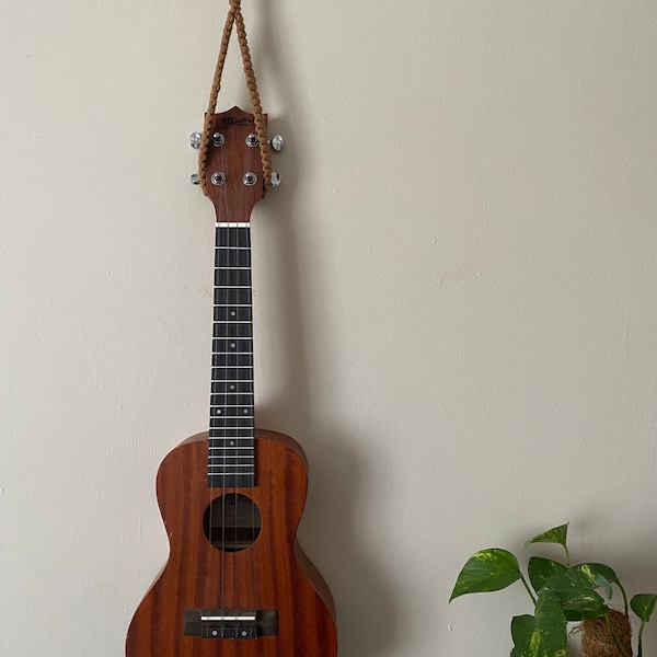 Bruine gitaar of ukelele hanger, ukelele haak, muziek home decor, ukelele riem, ukelele muurbevestiging, ukelele accessoires