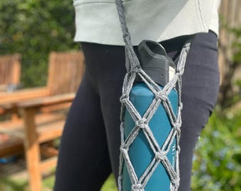 Handgemachte Macrame Flaschenhalter: Umhängetasche aus recycelter Baumwolle in Grau