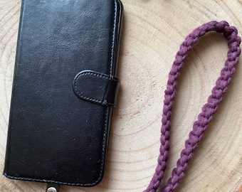 Lila Handyanhänger aus recycelter Baumwolle