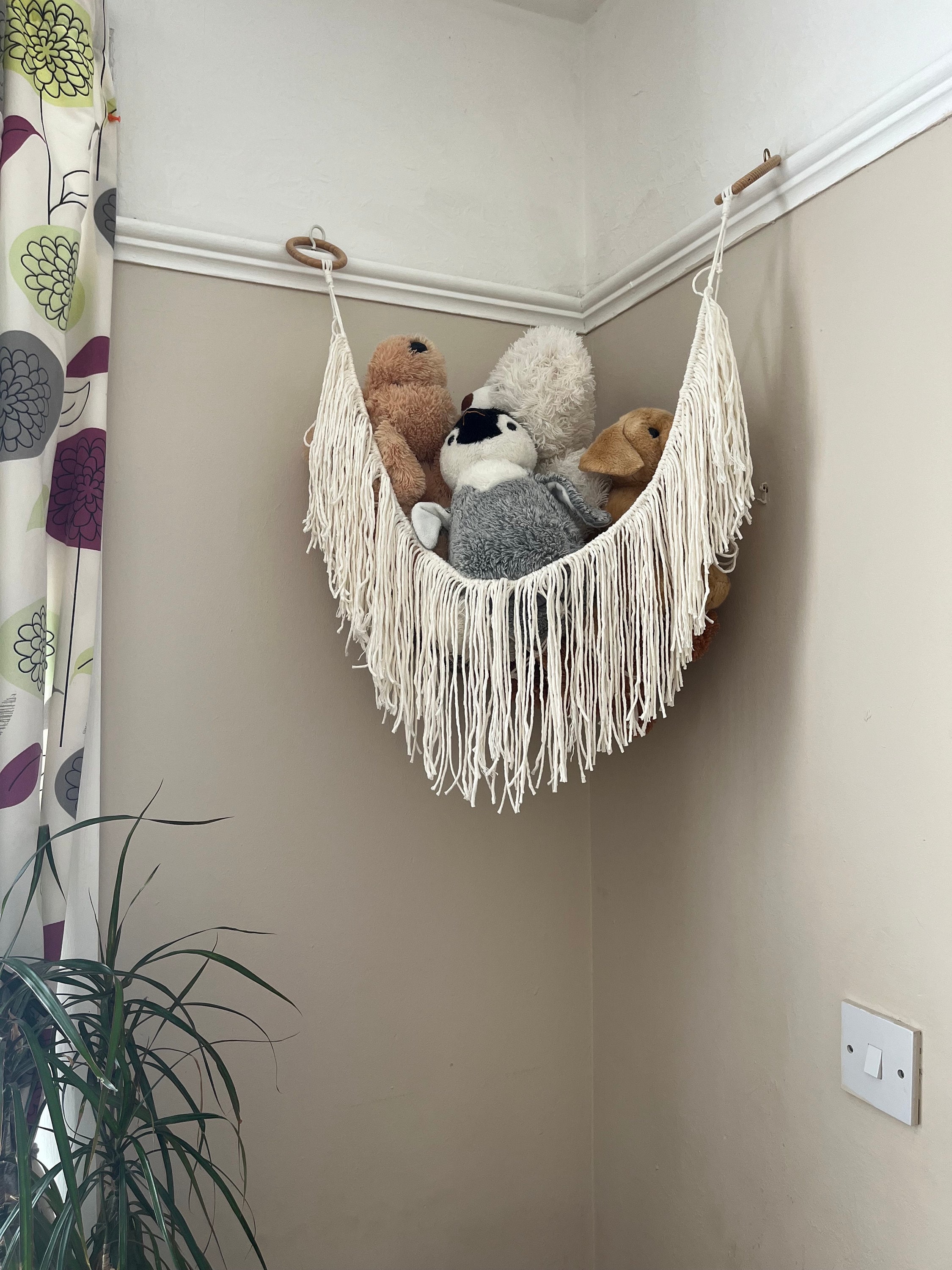 Amaca in macramè con peluche, rete portaoggetti boho per giocattoli
