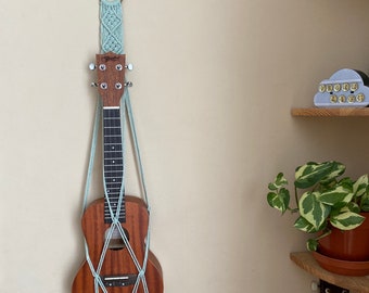 Groene macrame ukulele hanger, muziek home decor, boho woonkamer wand decor, milieuvriendelijke cadeaus voor muziekliefhebber, muurbevestiging, ukelele sling